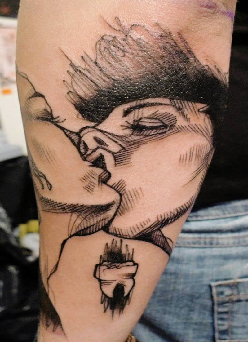 小臂个性的黑色情侣接吻人像纹身图案