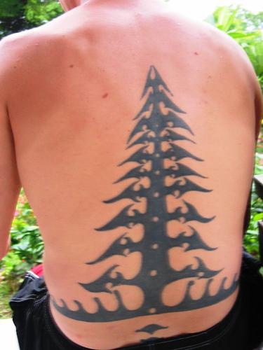 背部黑色的部落树纹身图案