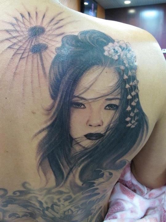 背部亚洲风格的悲伤艺妓纹身图案