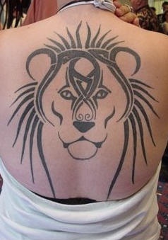 背部黑色线条部落狮子头纹身图案