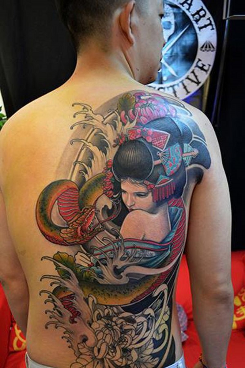 背部彩色的花朵与蛇和艺妓纹身图案