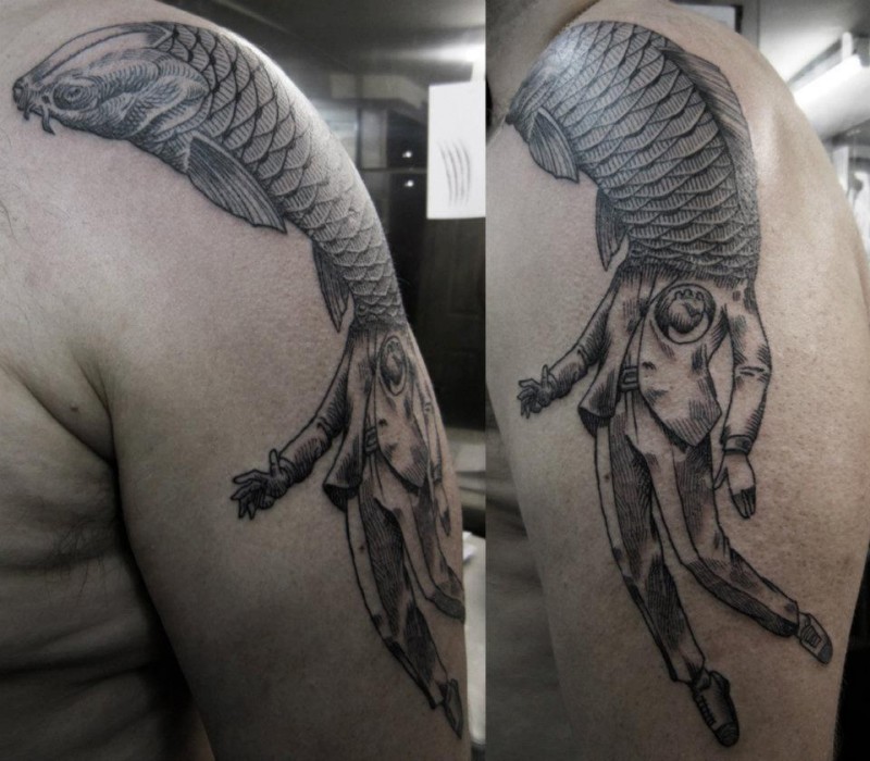 肩部黑色超现实主义风格鲤鱼头和人体纹身图案
