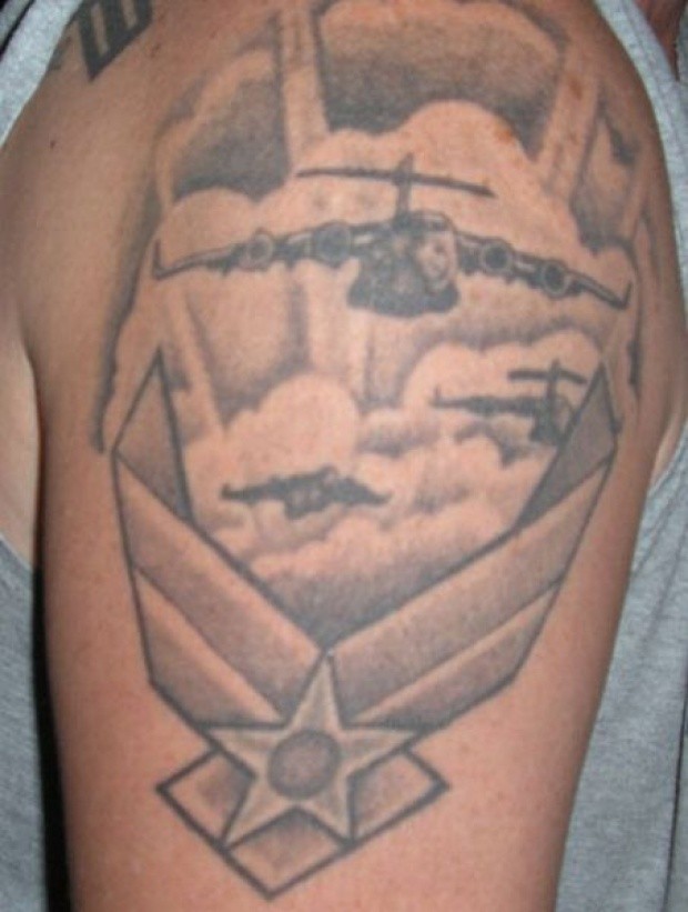 手臂上的美军飞机纹身图案