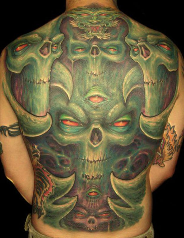 背部绿色怪物和红色眼睛纹身图案