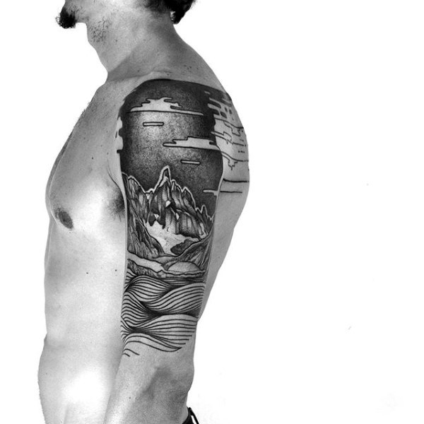 男性大臂黑色的山脉和波浪纹身图案