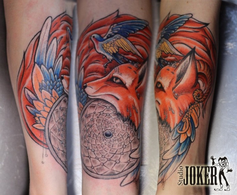 手臂绚丽的彩色捕梦网和狐狸小鸟纹身图案