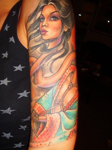 手臂漂亮的女孩子彩色纹身图案