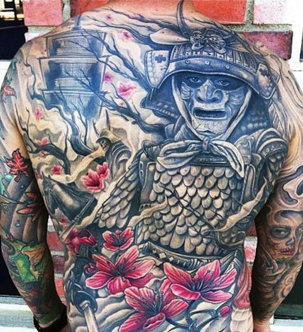 背部惊人的亚洲武士与老房子和鲜花纹身图案