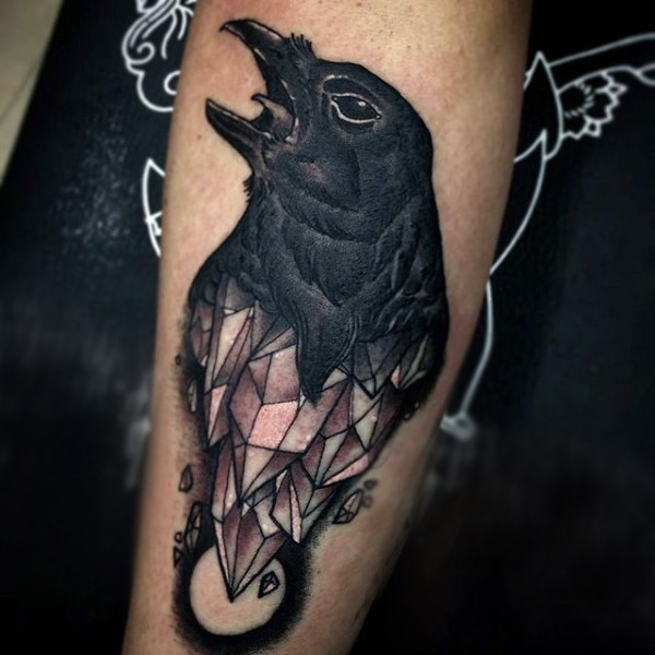 手臂黑色的乌鸦与水晶结合纹身图案