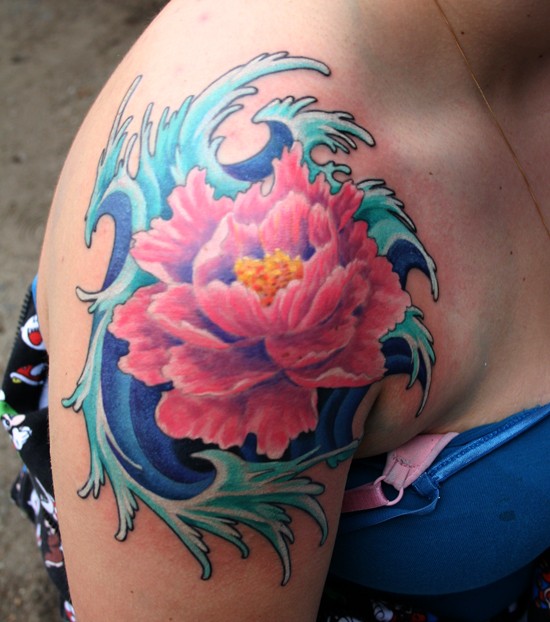 肩部粉红色的日本花朵和波浪纹身图案