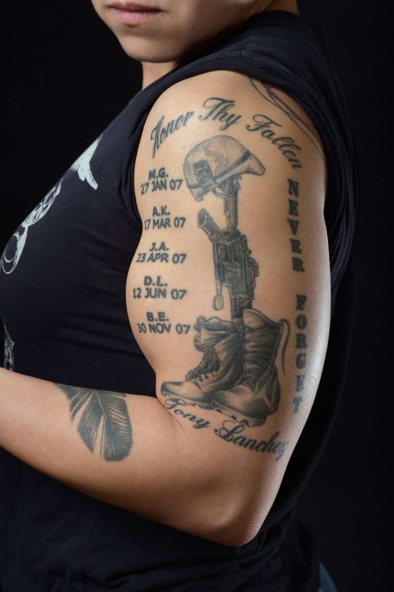 纪念战士的字母和装备手臂纹身图案