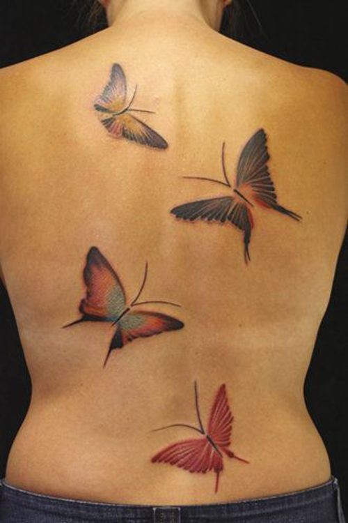 背部飞翔的彩色蝴蝶纹身图案