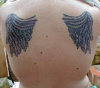 背部好看的黑色翅膀纹身图案