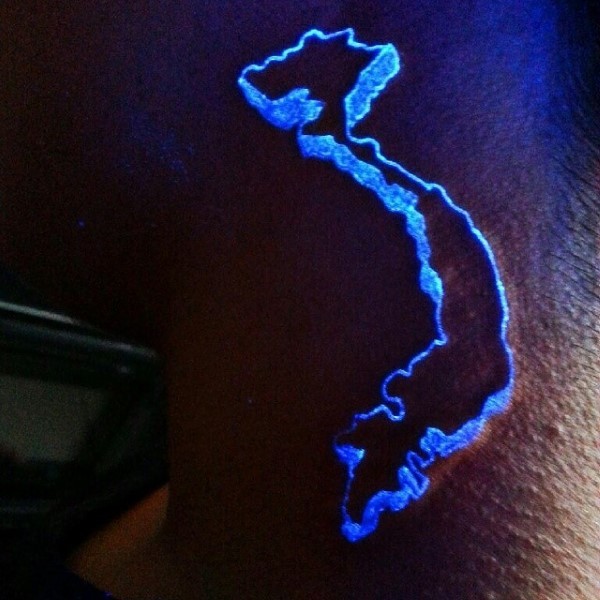 手臂荧光的部分地图纹身图案