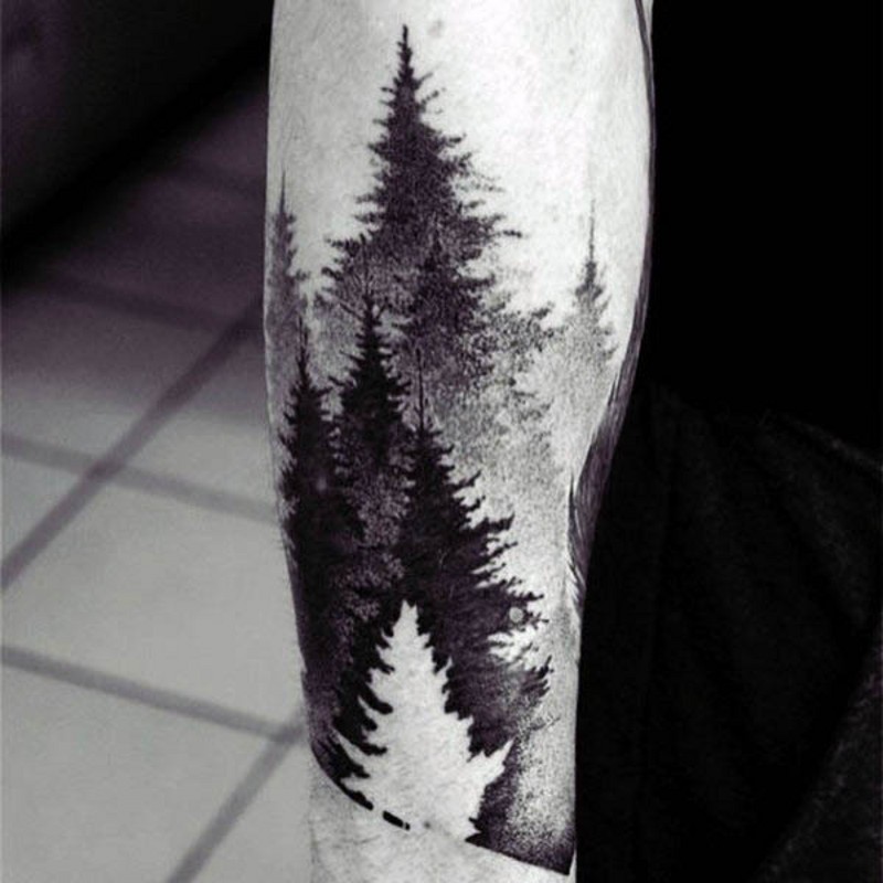手臂美丽的黑白古老森林纹身图案