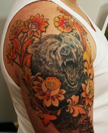 大臂黄色花朵与熊头像彩色纹身图案