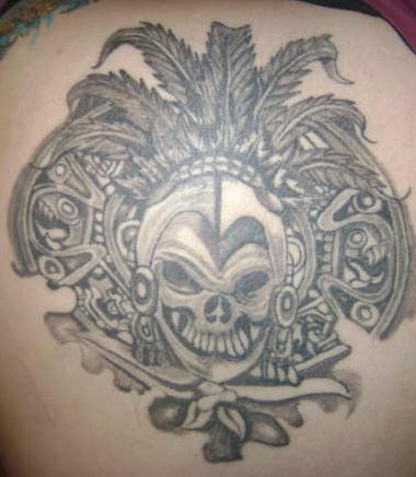 背部阿兹特克骷髅与羽毛纹身图案
