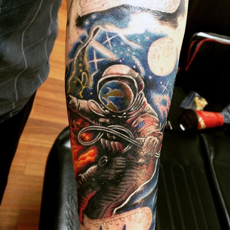 写实的彩绘太空宇航员手臂纹身图案