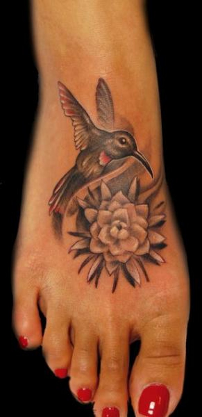 脚背小小的美丽蜂鸟花朵纹身图案