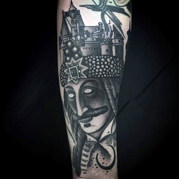 手臂黑色的神秘男子与城堡形状帽子纹身图案