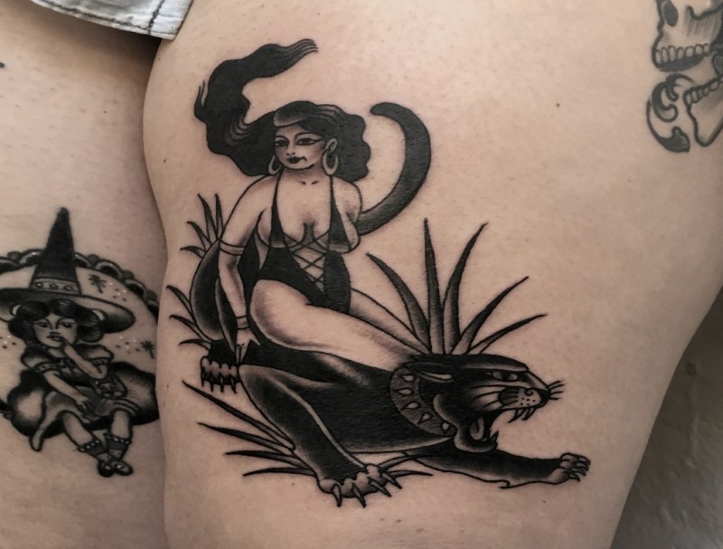 大腿old school黑色性感女人与黑豹纹身图案