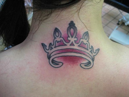 背部漂亮的皇冠个性纹身图案
