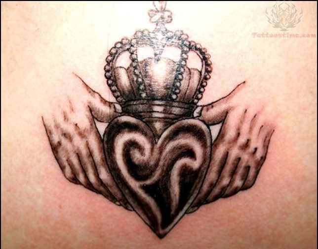 黑灰皇冠与心形和手纹身图案
