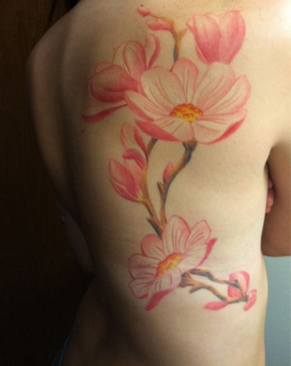 背部自然彩色的粉色花朵纹身图案