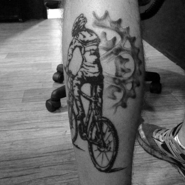 小腿现代自行车骑手和齿轮纹身图案
