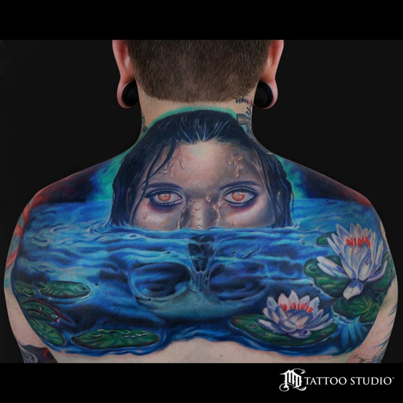 背部新风格彩色游泳女性与骷髅莲花纹身图案