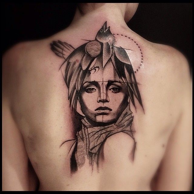 背部素描风格黑色点刺女人脸与乌鸦纹身图案