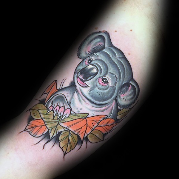 小臂现代风格彩色可爱的考拉熊与树叶纹身图案