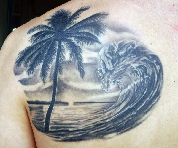 背部梦幻般的海浪与棕榈树纹身图案