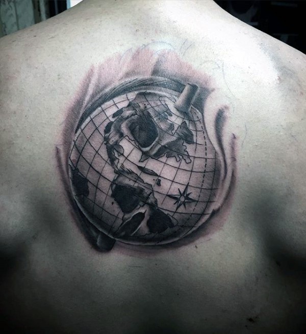 背部黑灰地球仪结合骷髅纹身图案