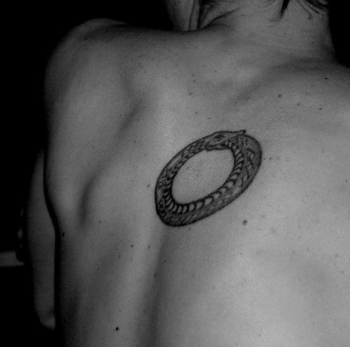 背部戒指一样的蛇纹身图案