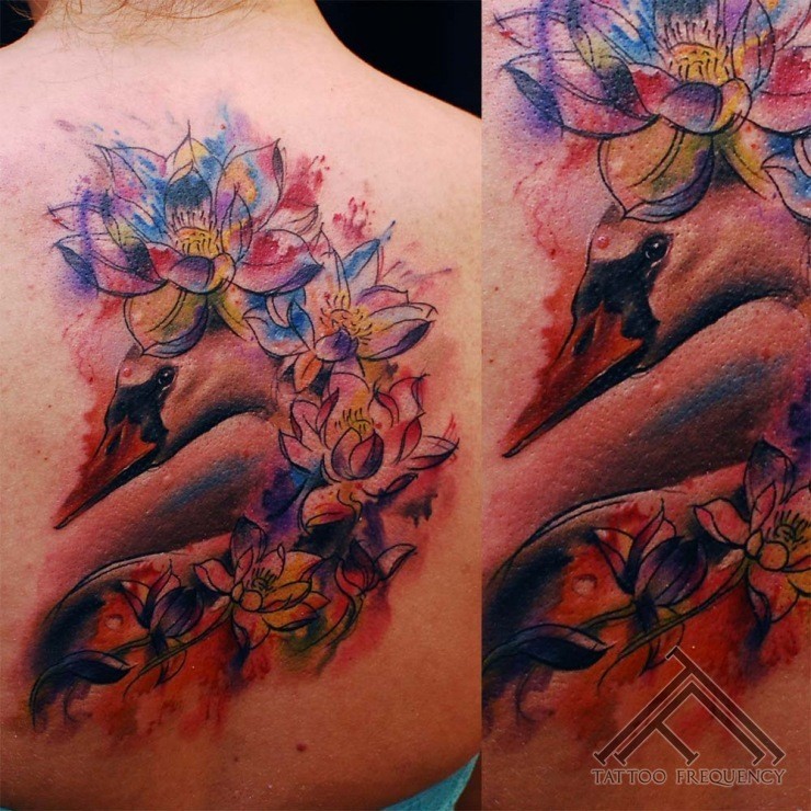 背部彩风格美丽的天鹅与花蕊纹身图案