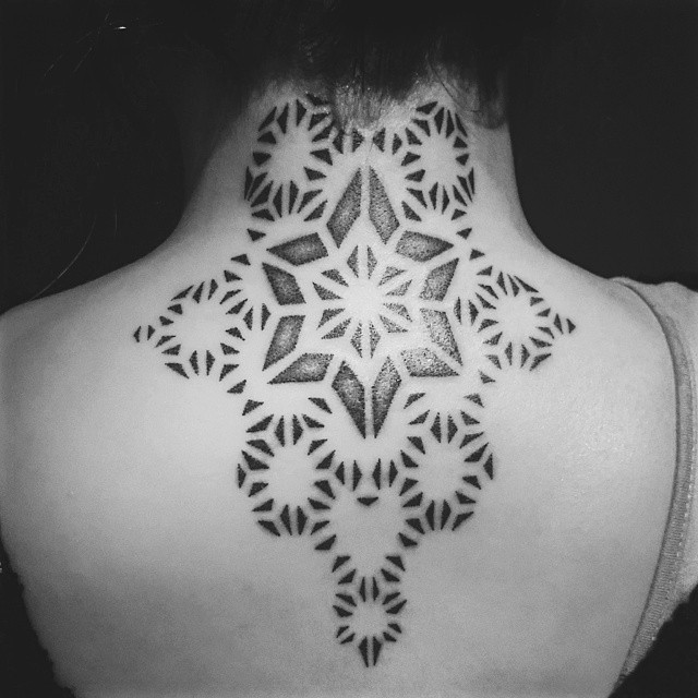 背部神奇的黑色色点刺装饰纹身图案