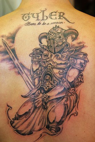 背部漂亮的武士艺术纹身图案