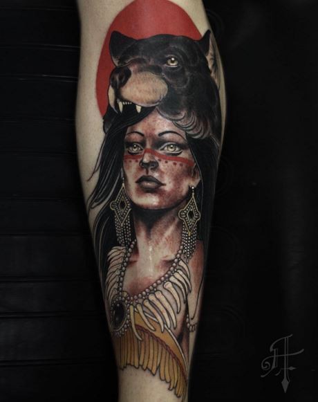 小臂彩色的印度妇女与熊头盔纹身图案