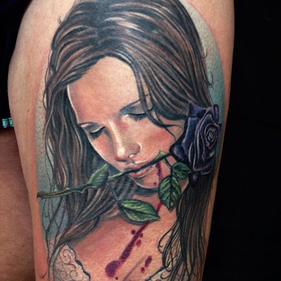 大腿戏剧风格彩绘女人与紫罗兰玫瑰纹身图案