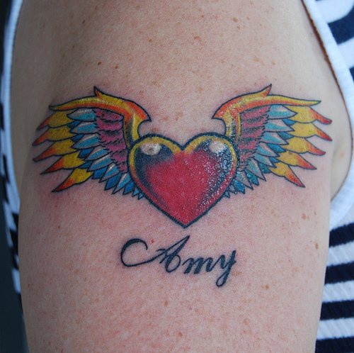 心形红色与翅膀手臂纹身图案