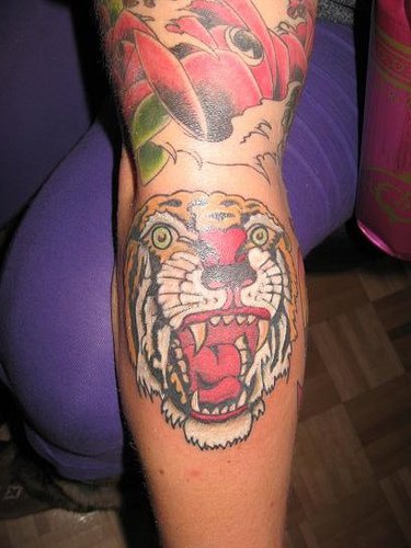 手臂亚洲风格咆哮的老虎头像纹身图案