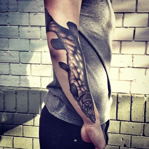 手臂惊人的黑白大鱼纹身图案