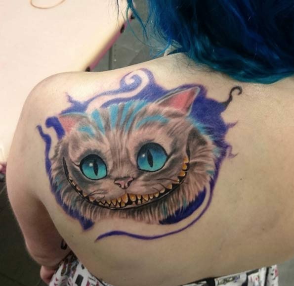 背部有趣的童话微笑柴郡猫彩色纹身图案