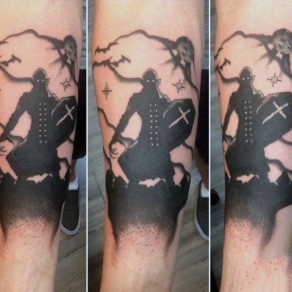 手臂卡通风格黑白神秘神圣战士纹身图案