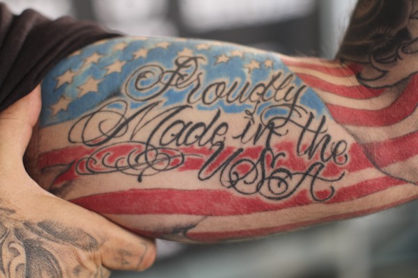 大臂自豪的美国国旗字母纹身图案