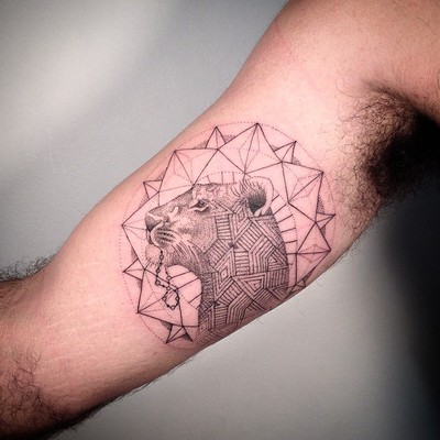 大臂素描风格黑色线条狮子头饰品纹身图案