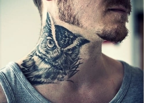 男性颈部猫头鹰纹身图案