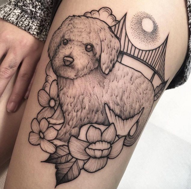 大腿雕刻风格黑色狗与花朵纹身图案