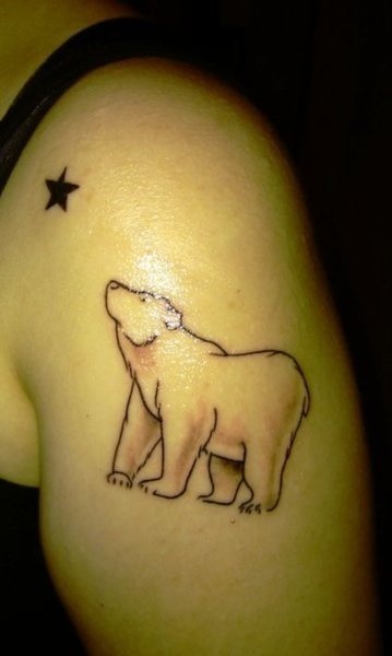 大臂黑色线条熊剪影和星星纹身图案